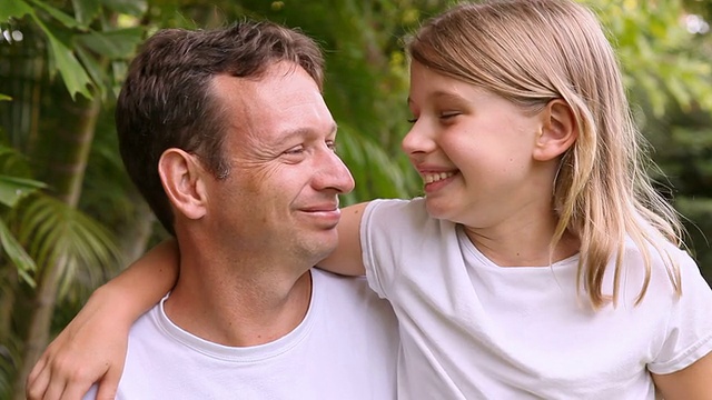小女孩亲着父亲的脸颊视频素材