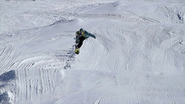 滑雪场的滑雪板跳跃视频素材