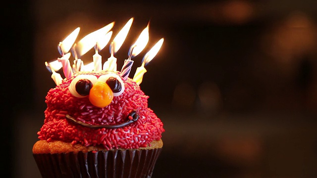 吹灭纸杯蛋糕上的生日蜡烛视频购买