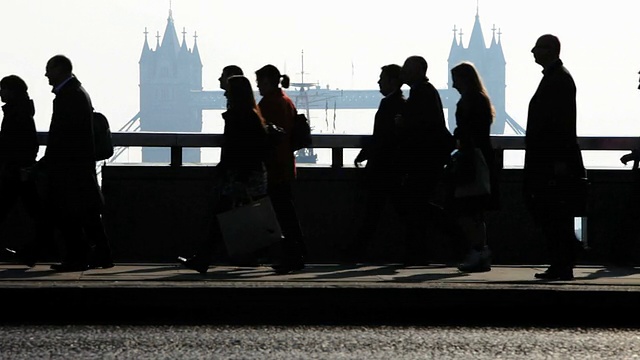 通勤族:以伦敦桥为背景的城市工人视频素材
