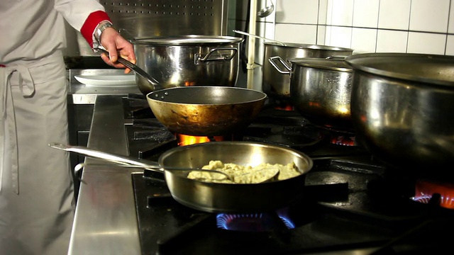 厨师在传统的厨房里炒大蒜视频素材
