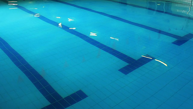 水面起伏的游泳池视频素材