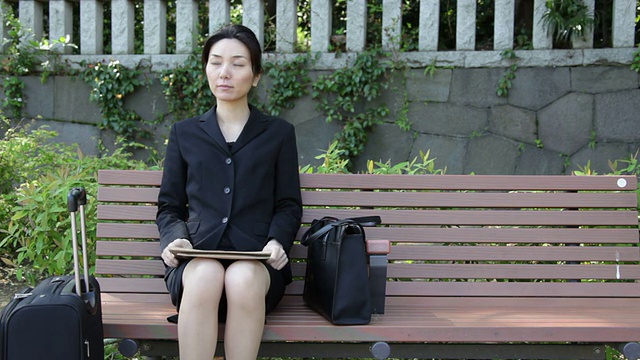 在户外工作的日本办公室女职员视频素材