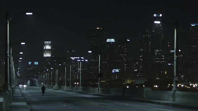 一个人在夜晚走在城市的街道上视频下载