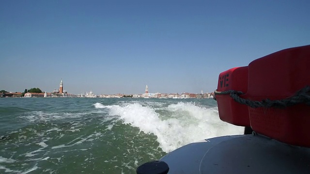 穿过意大利威尼斯泻湖视频素材