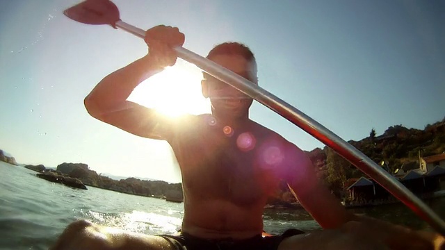 男人有节奏地划着皮艇奔向太阳视频素材