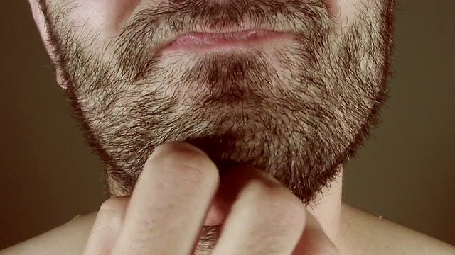 男人刮胡须视频素材
