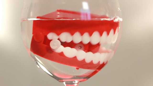 牙齿在一杯水里打颤视频下载
