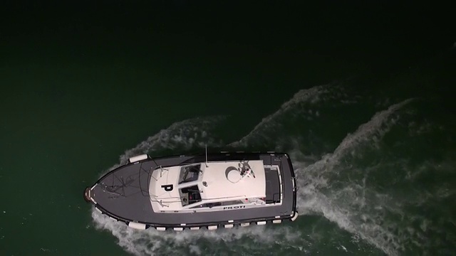 领航护送离港船只的船视频素材