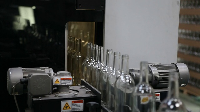 玻璃工厂。瓶子计数装置。视频素材