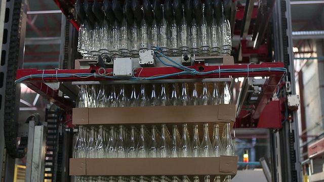 玻璃工厂。堆积瓶子的机器。视频素材