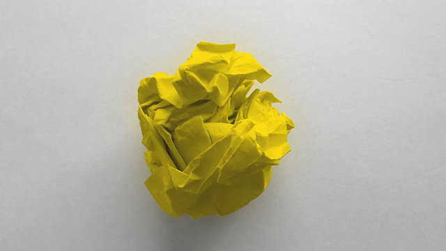 黄色皱纸球视频素材