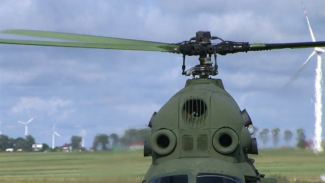 米-2直升机旋翼对抗风力涡轮机工作视频素材