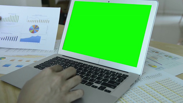 使用绿屏电脑(高清)视频素材
