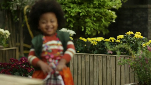 蹒跚学步的小女孩在花园里玩耍视频下载