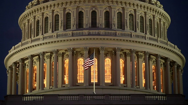 美国国会大厦的穹顶上挂着美国国旗- ECU视频下载