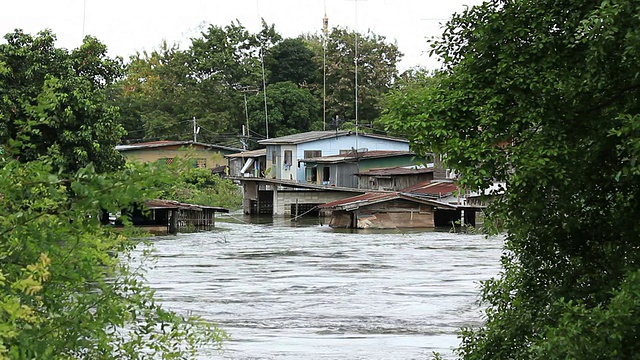 洪水淹没了河流旁的房屋视频素材