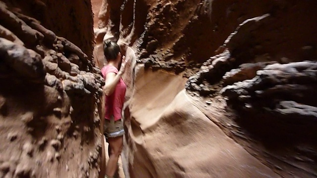 高清视频女子徒步砂岩槽峡谷埃斯卡兰特犹他州视频下载