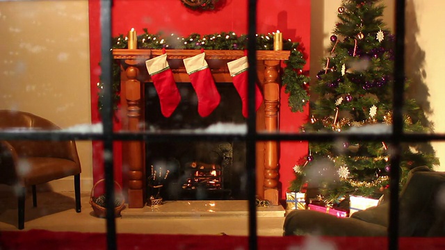 圣诞袜壁炉景象透过窗户看-下雪视频素材