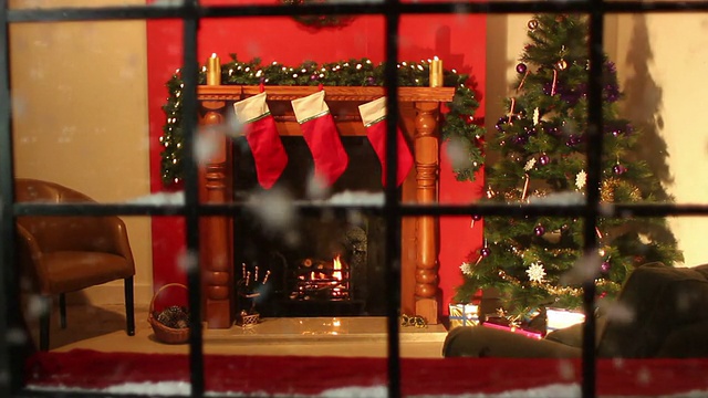 圣诞树，透过窗户的壁炉，雪花飘落的多莉视频素材