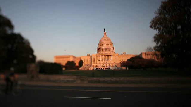 美国华盛顿特区国会大厦(倾斜镜头)视频素材