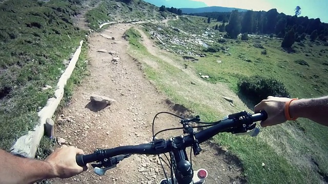 山地自行车视频:在阿尔卑斯山上的单一轨道视频素材