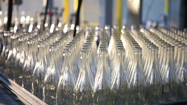 玻璃工厂。准备包装的瓶子的批次。视频下载