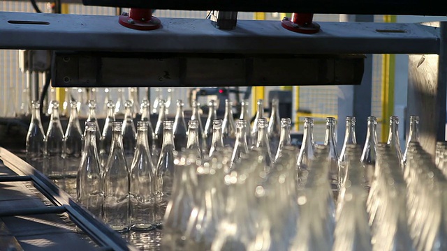 玻璃工厂。单位准备一批瓶子。视频下载