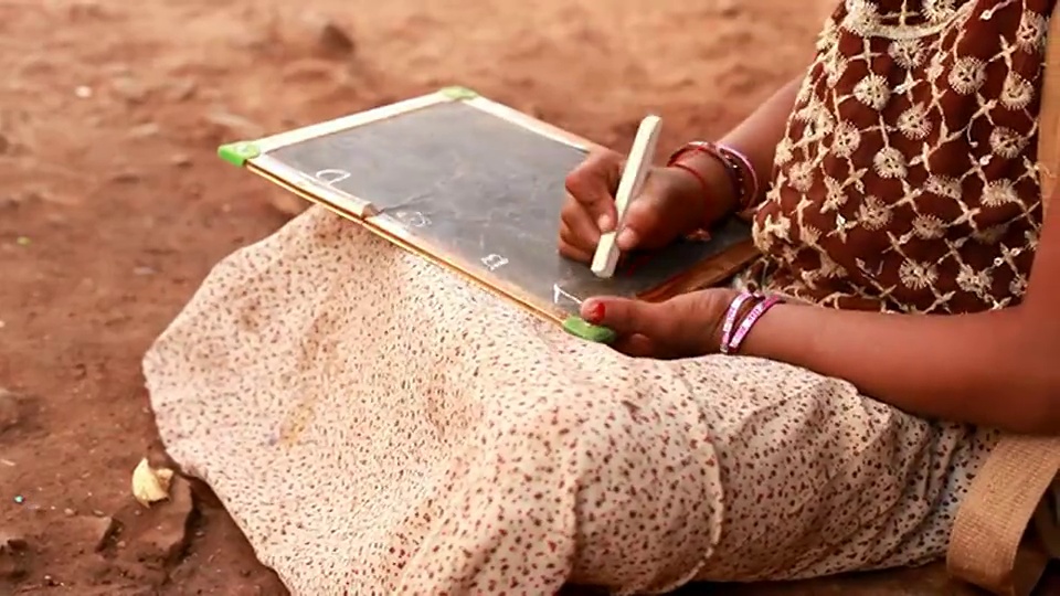 印度农村女孩在黑板上写字母视频素材