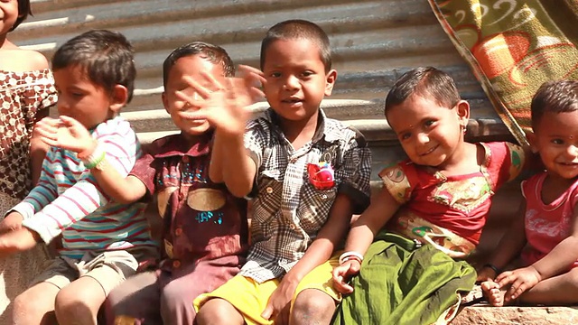 一群兴高采烈的印度农村儿童在镜头前挥手视频素材