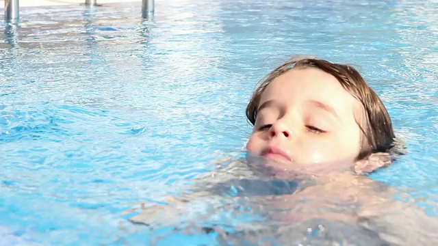 孩子男孩游泳视频下载