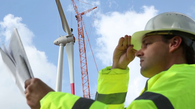 工程师指着新的风力涡轮机视频下载
