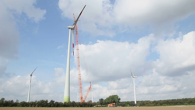 建筑工地上的巨型风力涡轮机视频下载