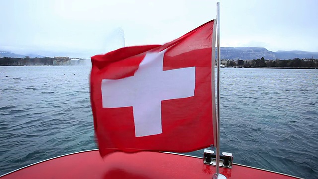 瑞士国旗在日内瓦湖的前景视频素材