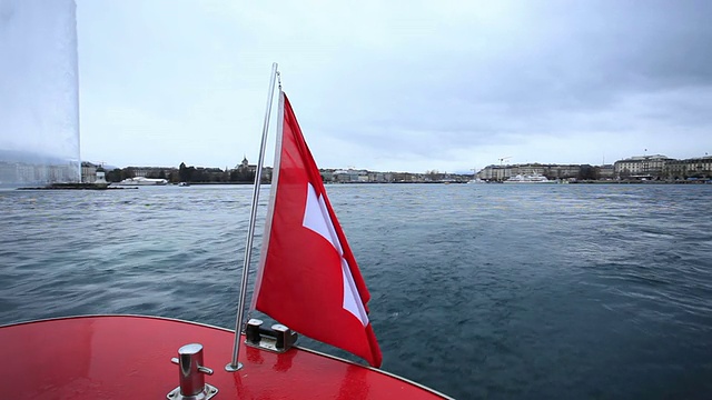 瑞士国旗在日内瓦湖的前景视频素材