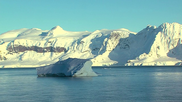 南极洲漂浮的冰山视频素材