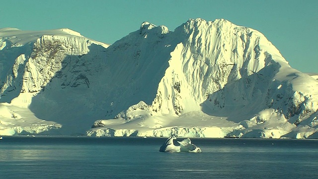 冰山飘过南极洲视频素材