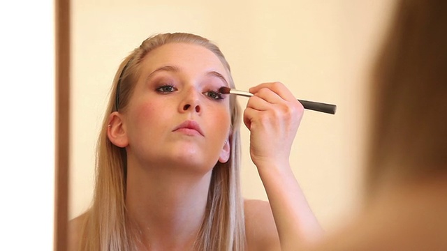 化妆视频系列:女人用眼影视频素材