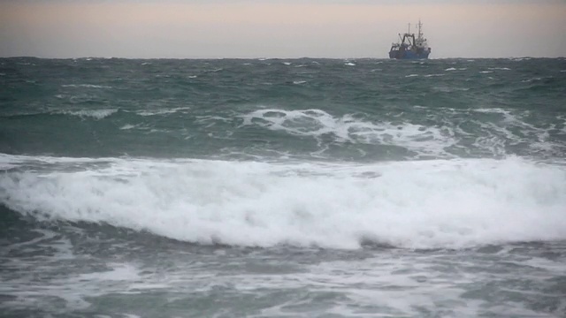 暴风雨中的拖网渔船视频素材