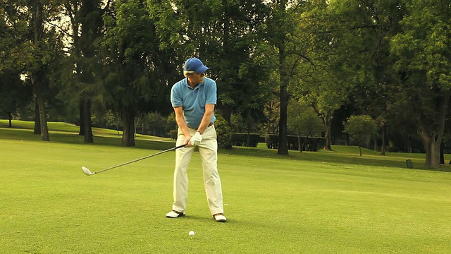 男人打高尔夫球视频下载