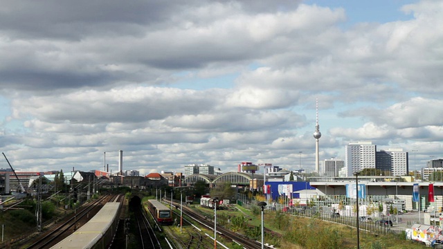 柏林天际线列车穿越视频素材