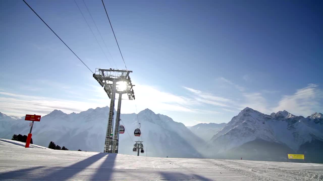 滑雪缆车的贡多拉视频素材