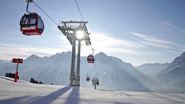 滑雪缆车的贡多拉视频素材