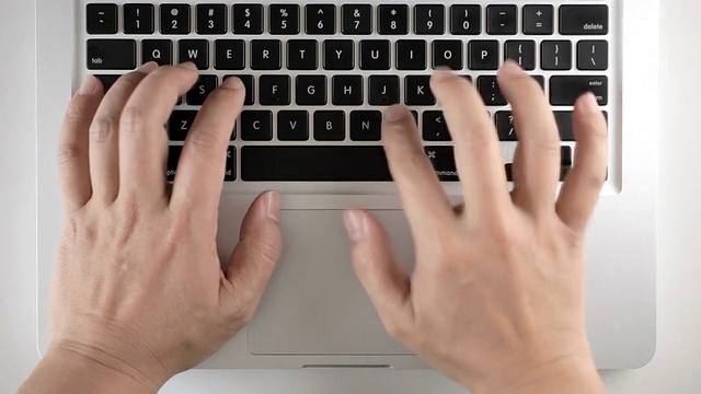 在键盘上打字的男人视频素材