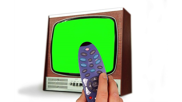 遥控器电视与绿屏过渡。高清视频素材