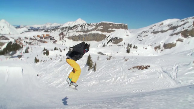 滑雪板运动员表演一个戏法视频素材