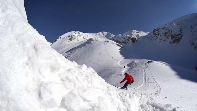 滑雪者跳过镜头视频素材