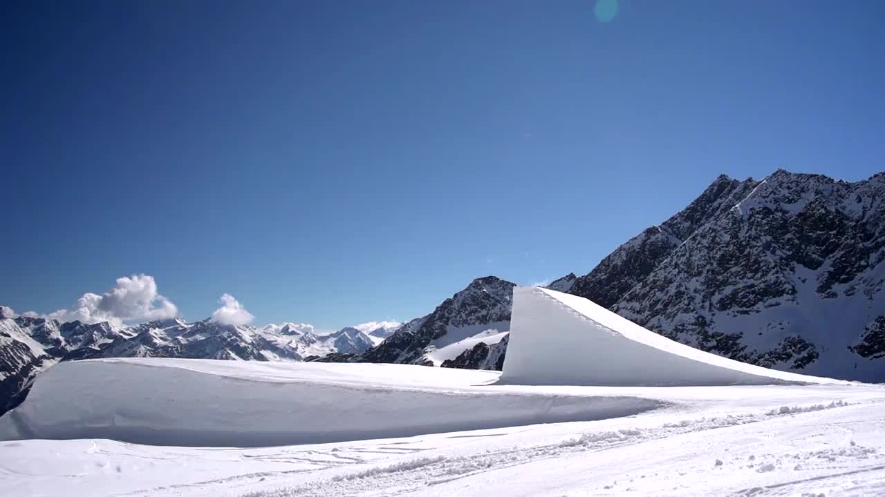 滑雪者在雪场中跳跃视频素材