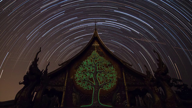 寺庙里夜晚的星迹。视频素材