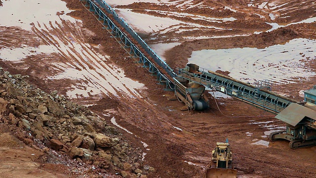 矿井的一部分，有一辆大型矿用卡车在工作视频素材